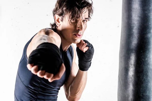 Combatiente musculoso kickbox - foto de stock