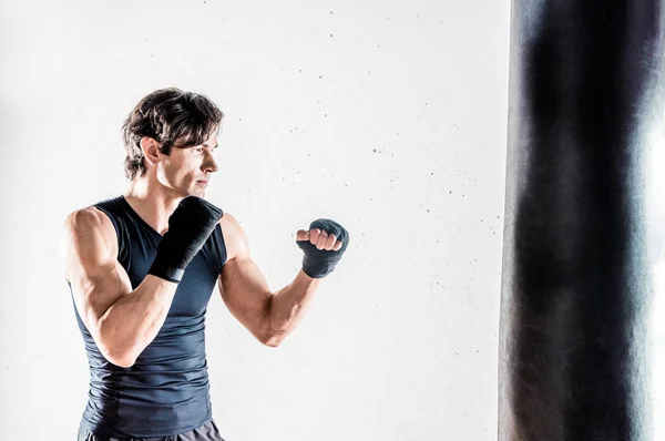 Muskulöser Kickbox-Kämpfer — Stockfoto