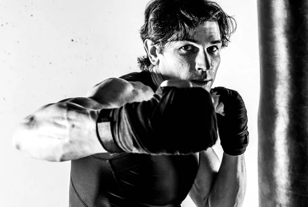 Muskulöser Kickbox-Kämpfer — Stockfoto