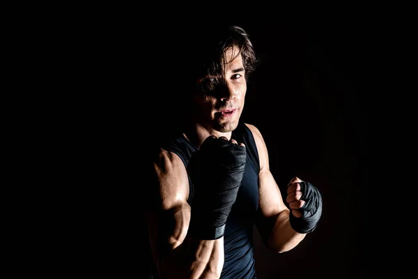 Muskulöser Kickbox-Kämpfer — Stockfoto