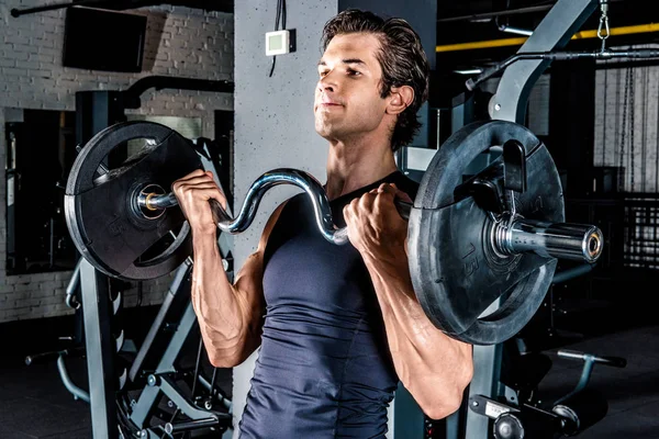 Homme faisant de l'exercice au gymnase — Photo de stock