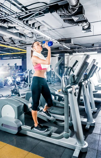 Femme faisant de l'exercice au gymnase — Photo de stock