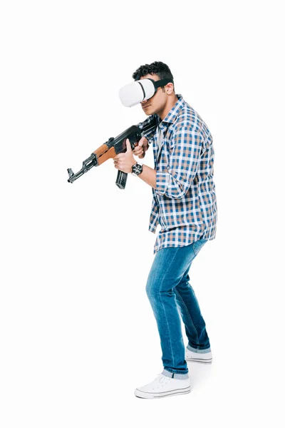 Hombre en auriculares de realidad virtual con rifle - foto de stock