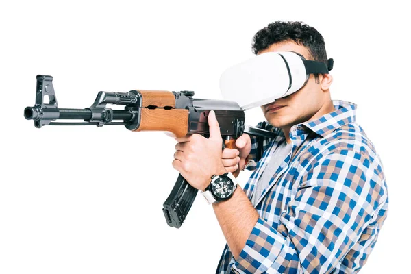 Hombre en auriculares de realidad virtual con rifle - foto de stock