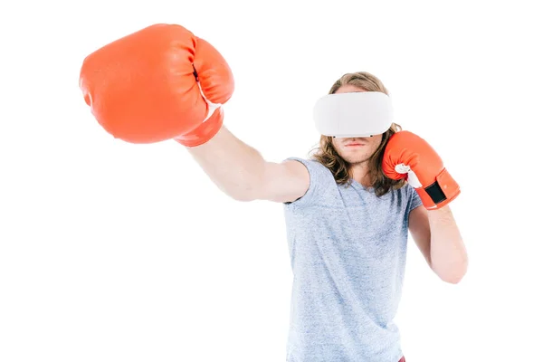 Hombre boxeo en auriculares de realidad virtual - foto de stock