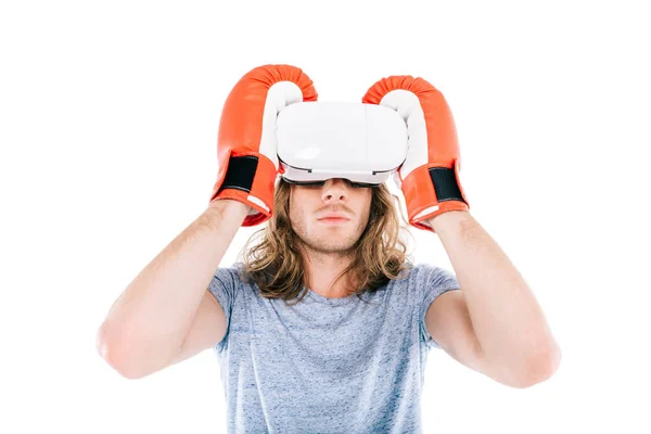 Hombre boxeo en auriculares de realidad virtual - foto de stock