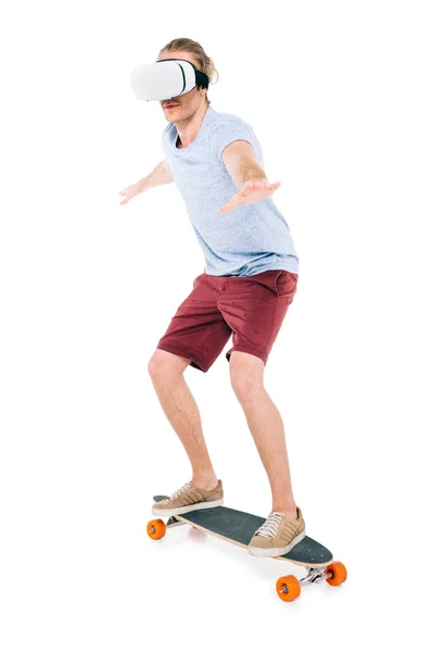 Hombre en realidad virtual auriculares skateboarding - foto de stock