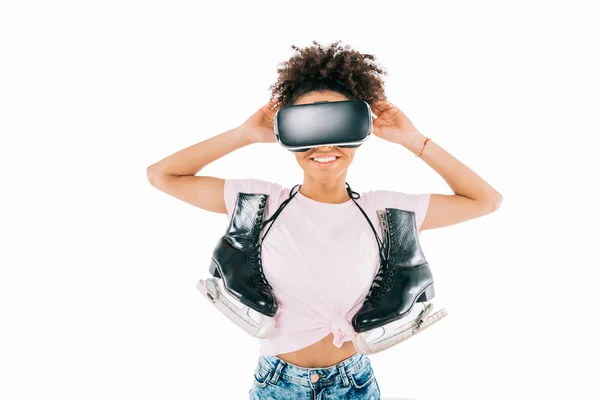 Menina em fone de ouvido realidade virtual com patins — Fotografia de Stock