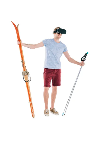 Людина в гарнітурі віртуальної реальності катається на лижах — стокове фото