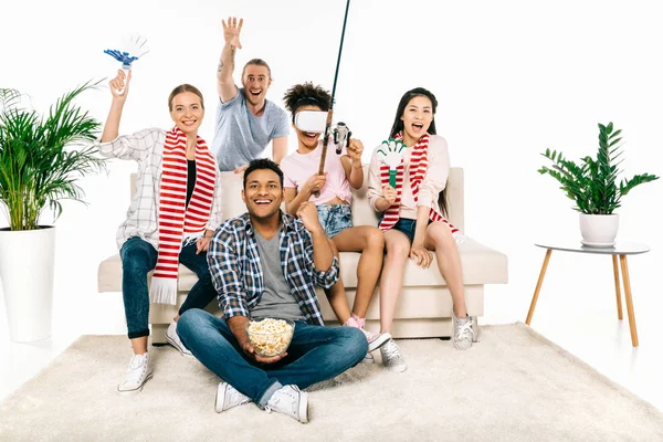 Multiethnic friends in virtual reality — Stock Photo