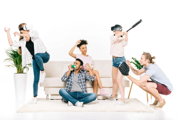 Amigos multiétnicos en auriculares de realidad virtual - foto de stock