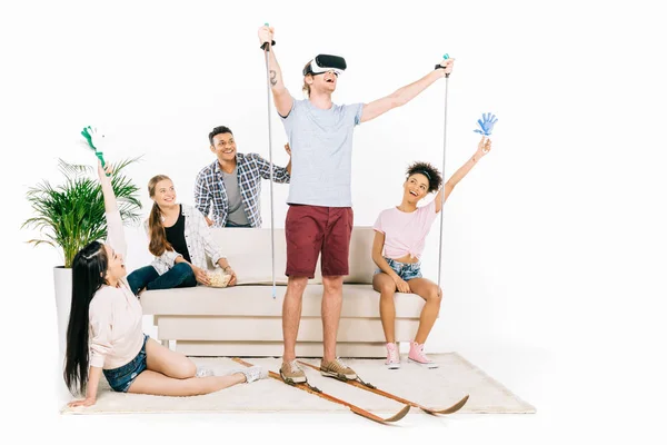 Amigos multiétnicos en realidad virtual - foto de stock