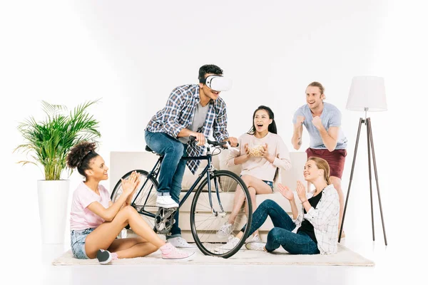 Multiethnic friends in virtual reality — Stock Photo