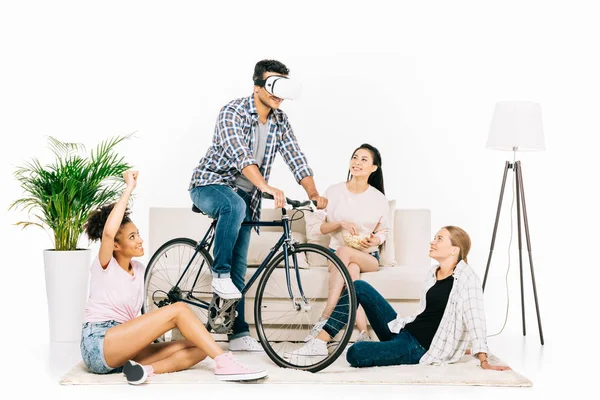 Multiethnic friends in virtual reality — Stock Photo