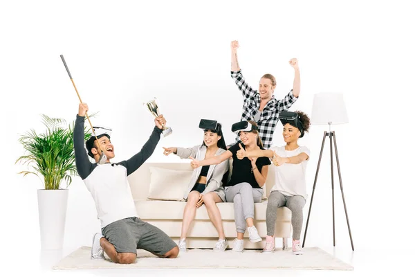 Amigos multiétnicos em fones de ouvido de realidade virtual — Fotografia de Stock