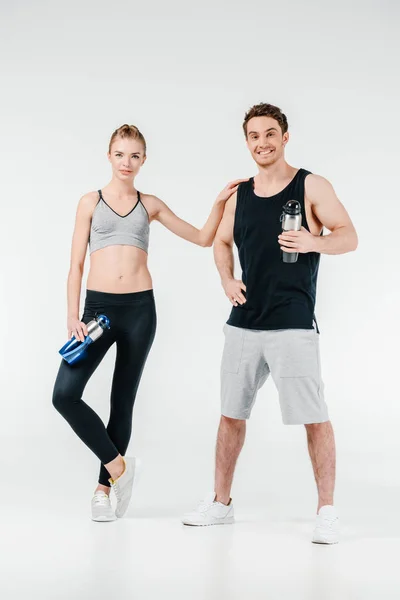 Couple avec agitateurs de fitness — Photo de stock