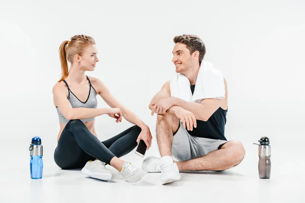 Uomo e donna che parlano dopo l'allenamento — Foto stock