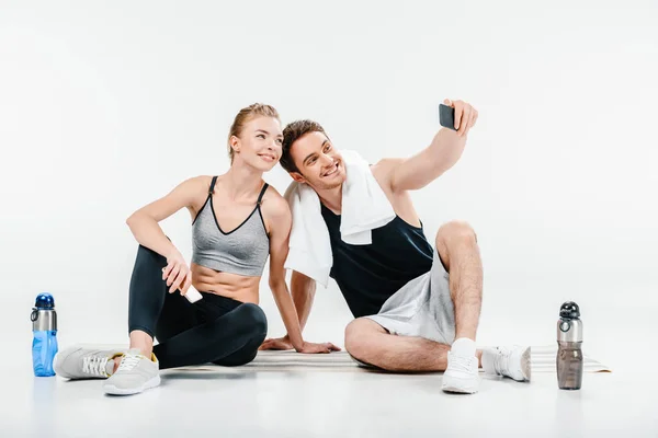 Casal tomando selfie após o treinamento — Fotografia de Stock