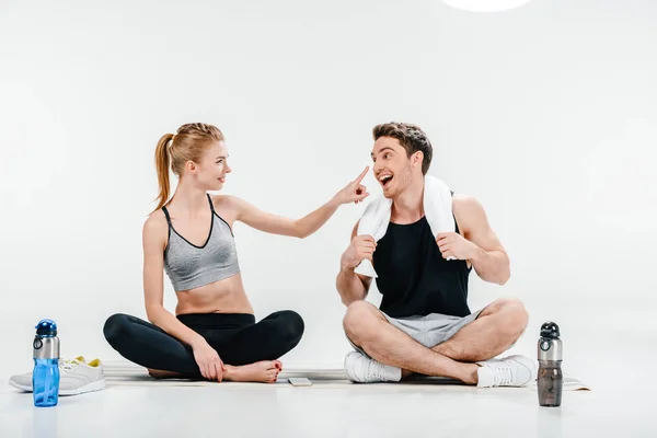 Coppia rilassarsi dopo l'allenamento — Foto stock