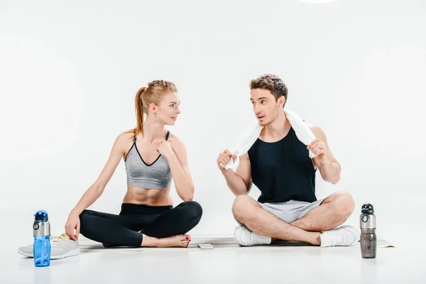 Casal relaxante após o treino — Fotografia de Stock