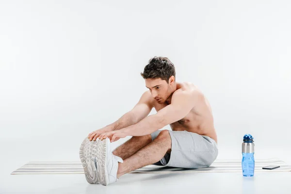 Joven hombre estiramiento - foto de stock