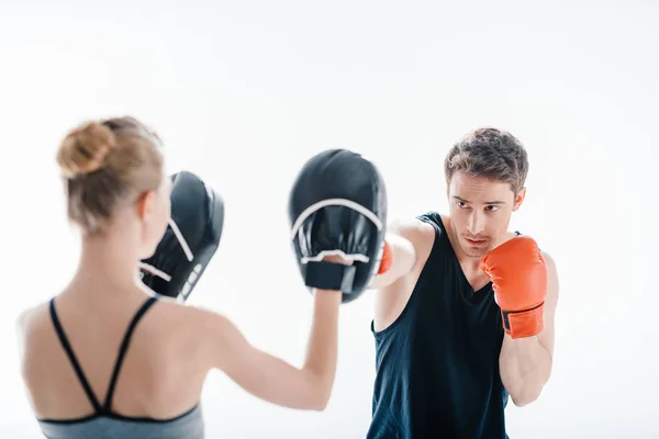 Uomo boxe con allenatore donna — Foto stock