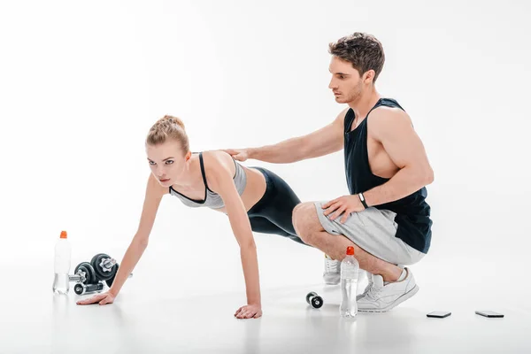 Chica haciendo flexiones con entrenador - foto de stock