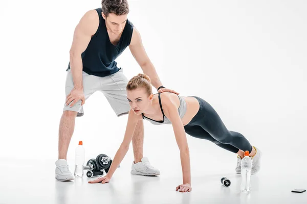 Menina fazendo flexões com treinador — Fotografia de Stock