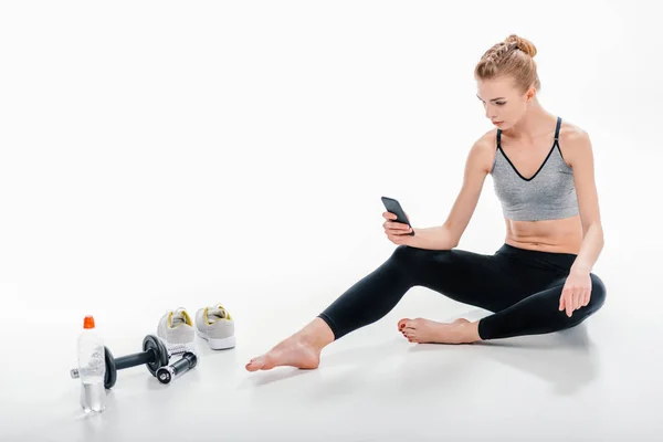 Chica usando el teléfono después del entrenamiento - foto de stock