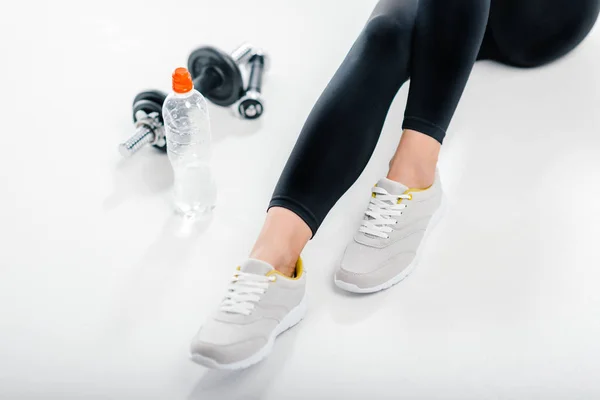 Mujer en zapatillas con equipo de fitness - foto de stock