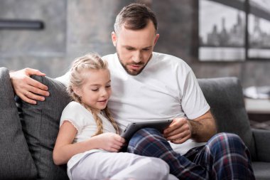 Baba ve kızı dijital tablet kullanma