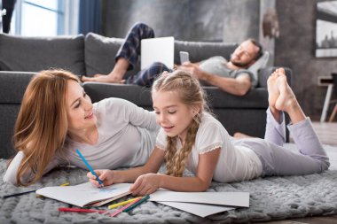 Anne ve kızı çizim