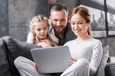 Dizüstü bilgisayar kullanan aile