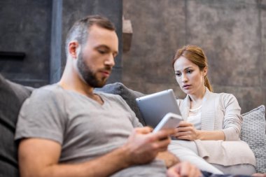 aygıtları kullanan kişiler  