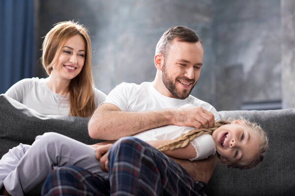 Счастливая семья вместе 