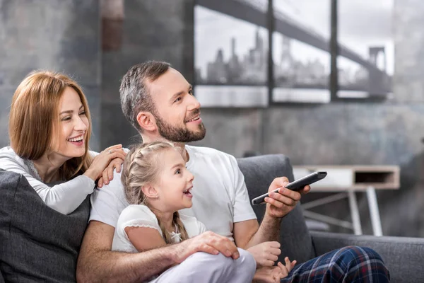 Heureux Famille regarder la télévision — Photo