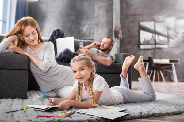 Anne ve kızı çizim