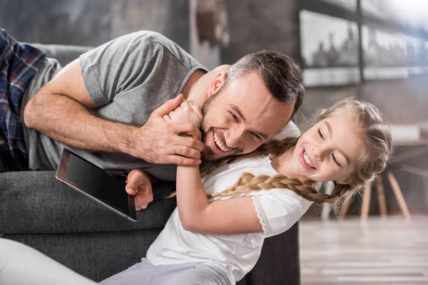 Father and daughter using digital tablet — Stock Photo, Image