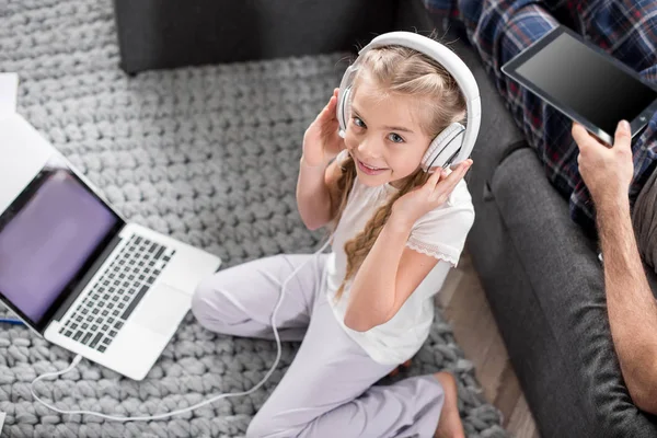 Menina usando fones de ouvido — Fotografia de Stock