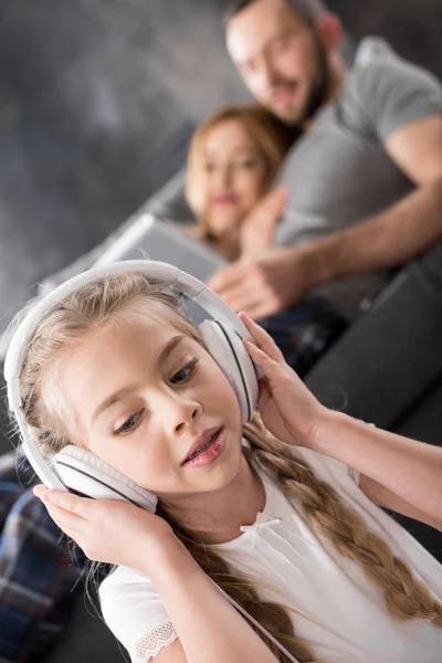 Menina usando fones de ouvido — Fotografia de Stock