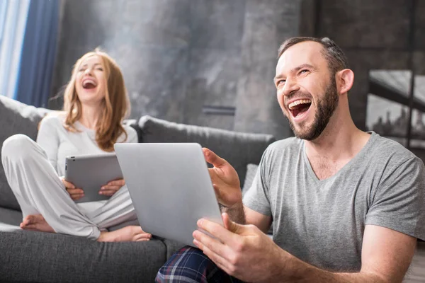 Pareja usando dispositivos digitales — Foto de Stock