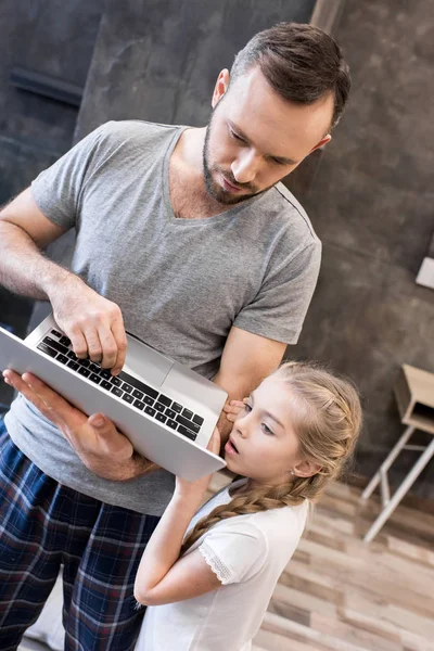 Far och dotter använder laptop — Stockfoto