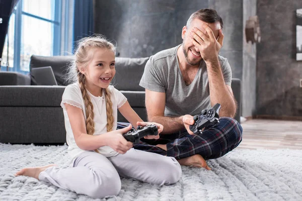 Padre e figlia giocano con i joystick — Foto Stock