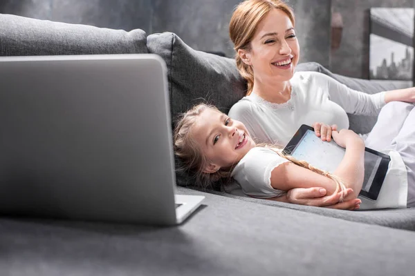 Glückliche Mutter und Tochter — Stockfoto