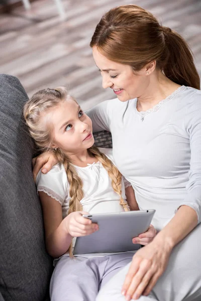 Mãe e filha usando tablet digital — Fotografia de Stock