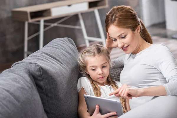 Mãe e filha usando tablet digital — Fotografia de Stock