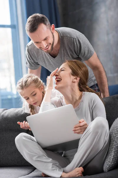 Familia usando laptop — Foto de Stock