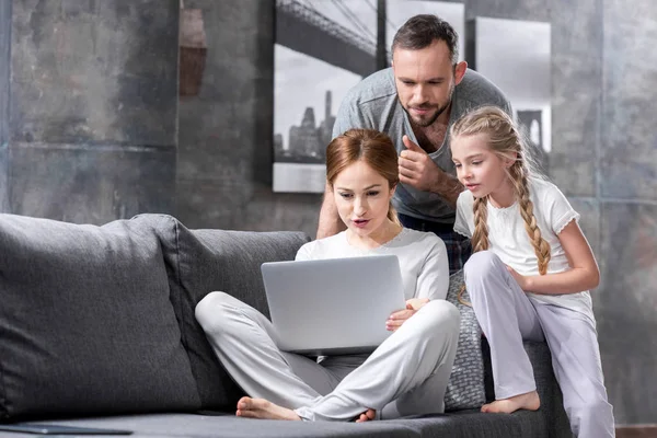 Familia usando laptop — Foto de Stock