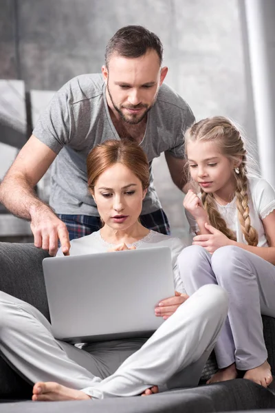 Familia usando laptop — Foto de Stock