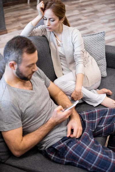 Jong koppel op sofa — Stockfoto